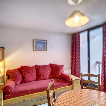 2 Pieces 4 Couchages, Aux Pieds, 1 *